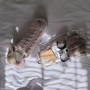 Nwt set of Lemon cozy socks set of 2and c.c. smart gloves